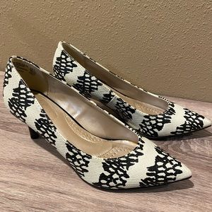 Like New! Size 5- cream and black heels!